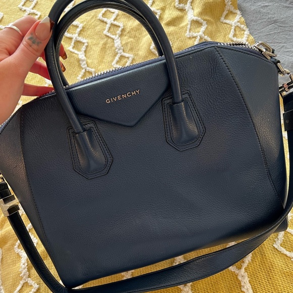 GIVENCHY medium Antigona bag - Picture 1 of 4